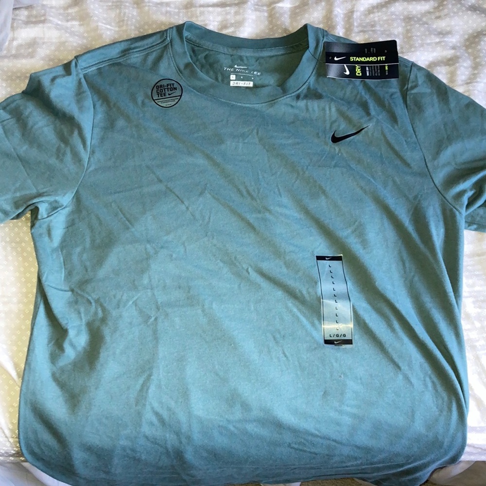 NIKE dry fit Large Tee